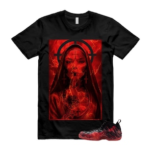 Könnte beinhalten: Schwarzes T-Shirt mit roter Grafik einer Nonnenfigur, Kreuzen und einem Ziel. Die Grafik hat einen Blitz-Effekt. Ein Paar rote und schwarze Turnschuhe sind im Bild.