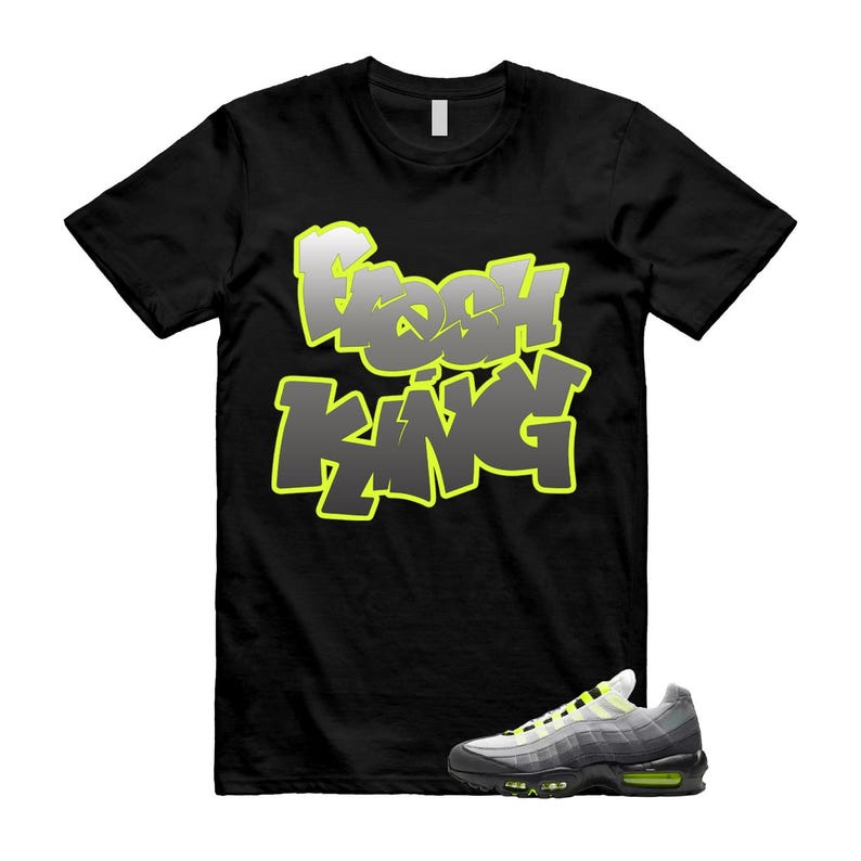 Op de afbeelding: Zwart T-shirt met de tekst "Fresh King" in een graffiti-stijl, omlijnd in neon groen. Een paar grijze, zwarte en neon groene sneakers staan onderaan de afbeelding.