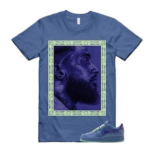 Puede incluir: Una taza de cerámica blanca con un asa negra y el texto "But First, Coffee" en negro, con una fuente de estilo manuscrito. La taza está sobre una superficie blanca.