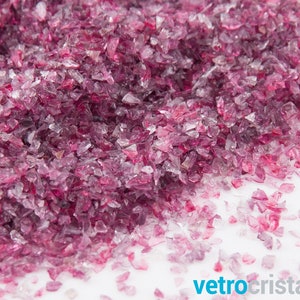 Peut inclure: Gros plan sur un tas de morceaux de verre rose et transparent. Les morceaux de verre sont petits et de forme irrégulière. Ils sont utilisés pour l'artisanat et la décoration intérieure.