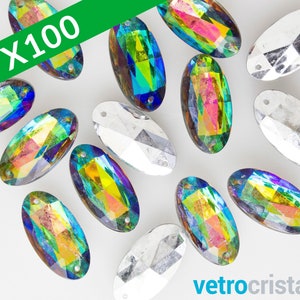 Puede incluir: Un paquete de 100 piedras de cristal ovaladas iridiscentes. Las piedras tienen un efecto arcoíris con tonos de azul, verde y morado. Las piedras son perfectas para añadir brillo a las manualidades, joyas y ropa.