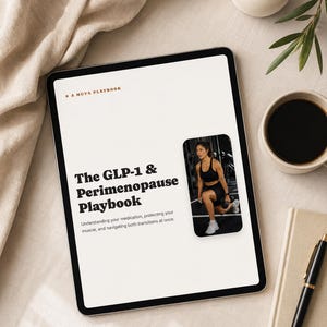 Peut inclure: Une tablette numérique affichant un document intitulé A MUVA PLAYBOOK The GLP-1 & Perimenopause Playbook. La page inclut une photographie d'une personne en tenue de sport noire effectuant une fente avec des haltères dans une salle de sport.