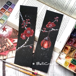 Set di 2 segnalibri in stile giapponese con fiori di ciliegio e lanterna rossa su carta nera, dipinti ad acquerello. Accessori per libri.