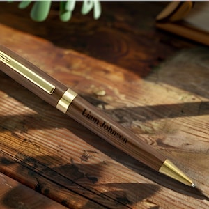 Pluma de madera personalizada, pluma grabada en madera, pluma de negocios personalizada, pluma de madera monograma, idea de regalo de graduación, bolígrafo Redwood, idea de regalo personalizada