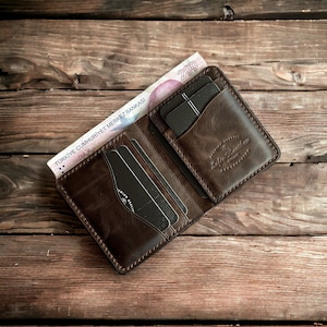 Carteira Slim de Couro Italiano – Rústica, Minimalista e Atemporal