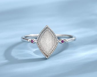 Anillo de plata de ley con engaste de marquesa, ideal para crear joyas de recuerdo.