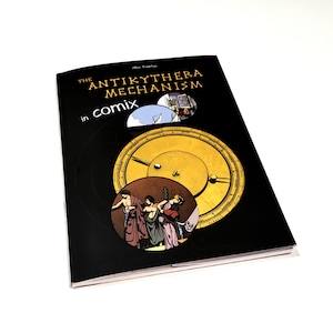 以下が含まれることがあります： アレックス・トレビーノによる「The Antikythera Mechanism in comix」という白黒のコミック。表紙には、中央に小さな円を持つ金色の歯車が描かれている。小さな円には3人の人物が描かれている。