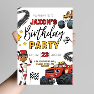 Puede incluir: Invitación de fiesta de cumpleaños con temática de coches de carreras con el texto "Jaxon's Birthday Party". La invitación incluye la fecha, la hora y la dirección. El diseño incorpora coches de carreras de dibujos animados, banderas a cuadros y estrellas.
