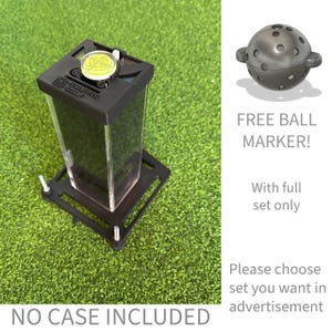 Op de afbeelding: Een zwarte golfbalmarker met een transparante acrylbehuizing en een waterpas bovenop. De marker staat op een groene ondergrond. De tekst "GOLF" is zichtbaar aan de zijkant van de marker.  "FREE BALL MARKER! With full set only" staat in witte tekst op een zwarte achtergrond.  "Please choose set you want in advertisement" staat in zwarte tekst op een witte achtergrond.  "NO CASE INCLUDED" staat in zwarte tekst op een witte achtergrond.