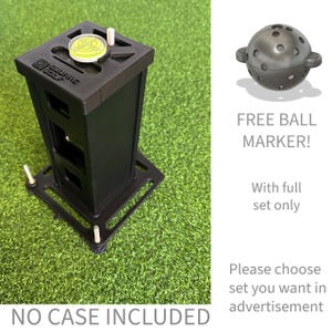 Può includere: Strumento di allineamento da golf nero con una livella e la scritta "SQUARE GOLF". Include un segnaposto per pallina gratuito. È visibile anche la scritta "NO CASE INCLUDED". Lo strumento è su una superficie verde.