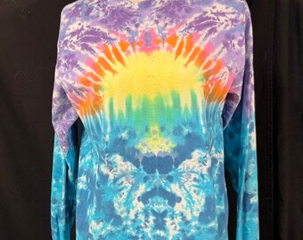 Camiseta de manga larga teñida a mano con técnica tie-dye – Ambiente de atardecer y océano