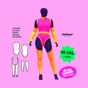 Könnte beinhalten: Eine Schaufensterpuppe in einem pink-gelben Dragqueen-Outfit, bestehend aus einem Leotard, Handschuhen und Chaps. Das Bild zeigt auch Schnittmuster und den Text "M-2XL, 4 Größen" und "Dragqueen-Schnittmuster."