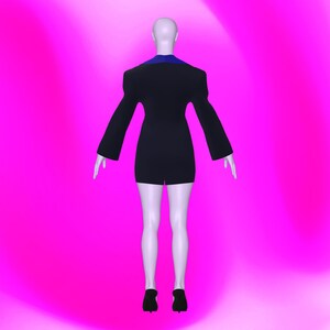 Peut inclure: Un blazer noir avec un col bleu et des manches longues. Le blazer est cintr&eacute; et a une coupe courte. Le mannequin porte des talons noirs.
