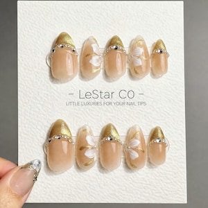 Unghie in gel con french manicure effetto occhi di gatto, realizzate a mano con fiori di ciliegio – Manicure riutilizzabile e personalizzabile