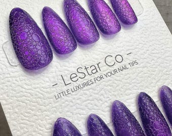Oferta por tiempo limitado: 4x3 en uñas postizas de gel con diseño de escamas de amatista y efecto ojo de gato, hechas a mano.