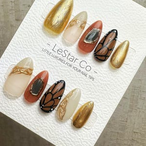 Oferta por tiempo limitado: 4x3 en uñas acrílicas de gel con diseño de mariposa dorada, hechas a mano y de aplicación directa.