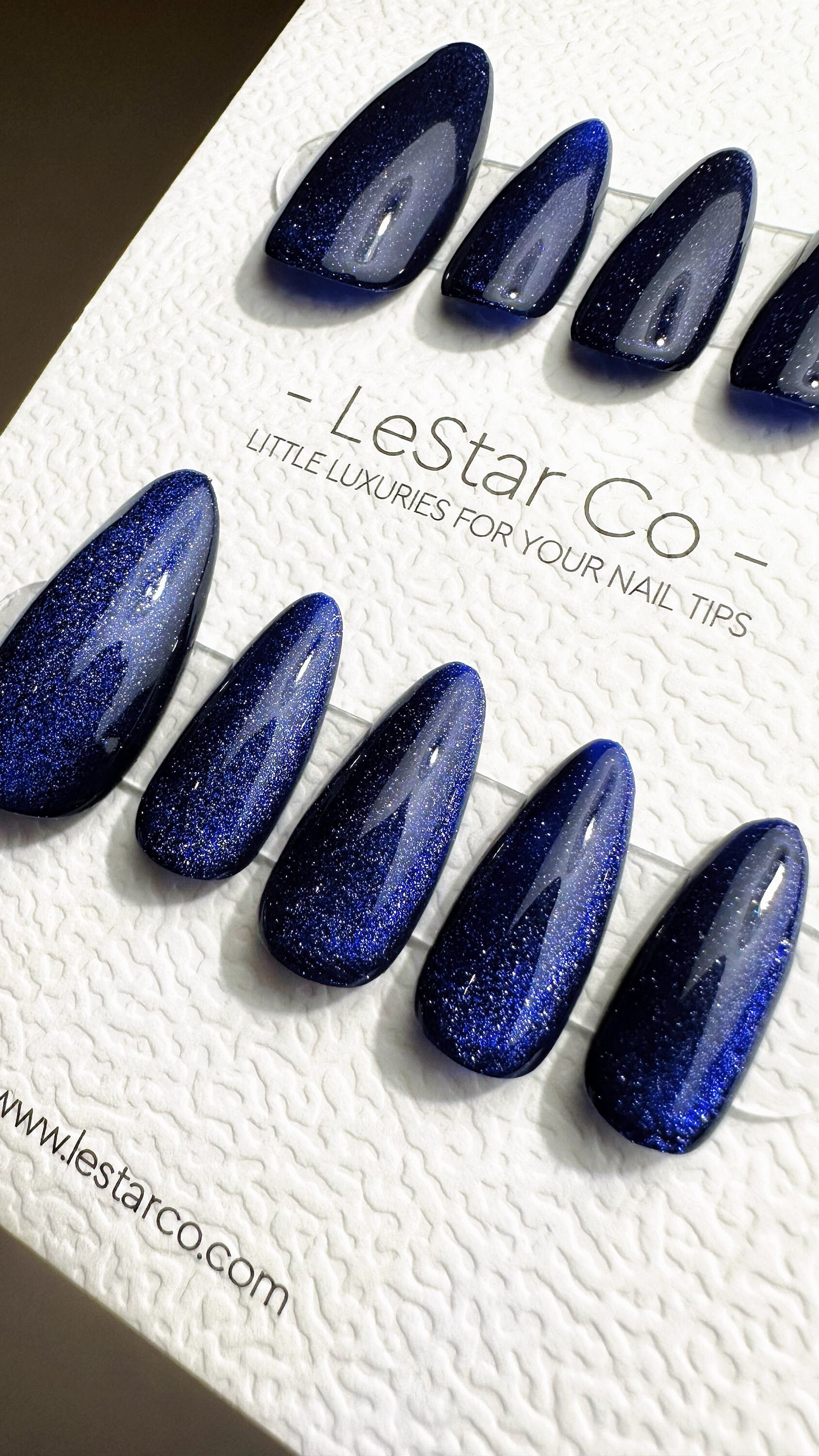 24 Stück Blaue Aufklebenägel – Silbrig Glänzend Gestreift, Press-on Nails, Verschiedene Größen