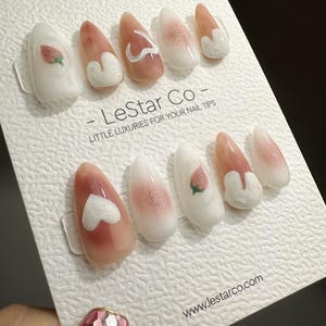 Offerta a tempo limitato: 4 al prezzo di 3! Unghie acriliche in gel effetto fragola, realizzate a mano con la tecnica "press on" (adesivo).