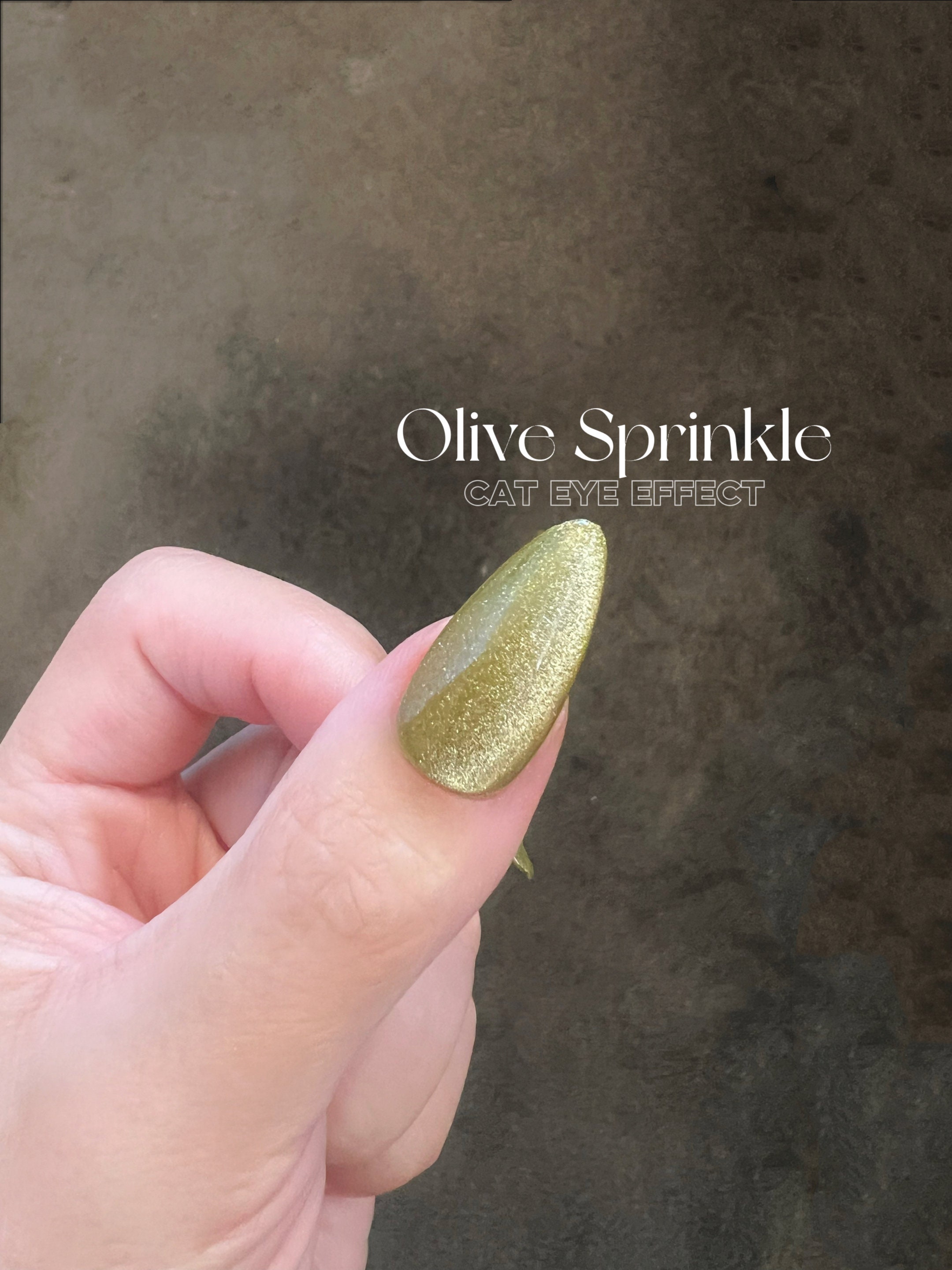Esmalte en gel para ojos de gato con efecto oliva y brillo plateado UV