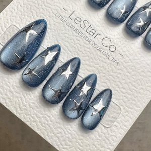 Handgemaakte Celestial Star Cat Eye-gelpers op de nagels – Sparkle Blue Manicure
