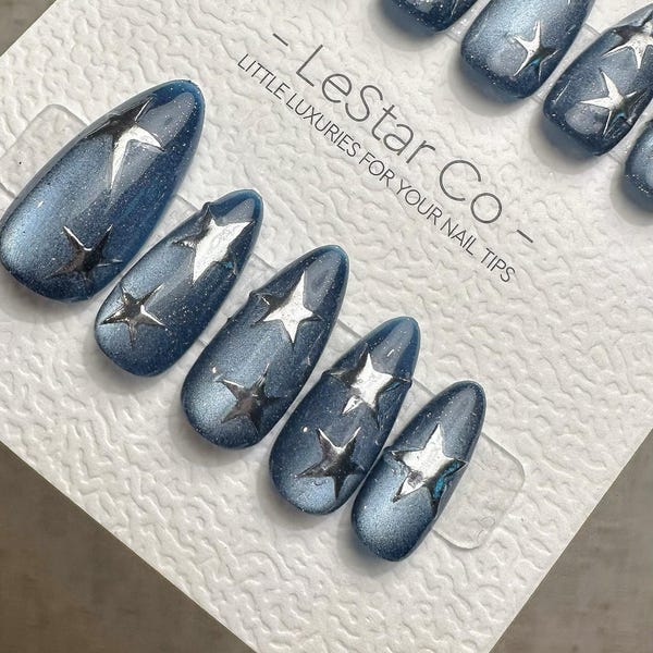 Handgemaakte Celestial Star Cat Eye-gelpers op de nagels – Sparkle Blue Manicure