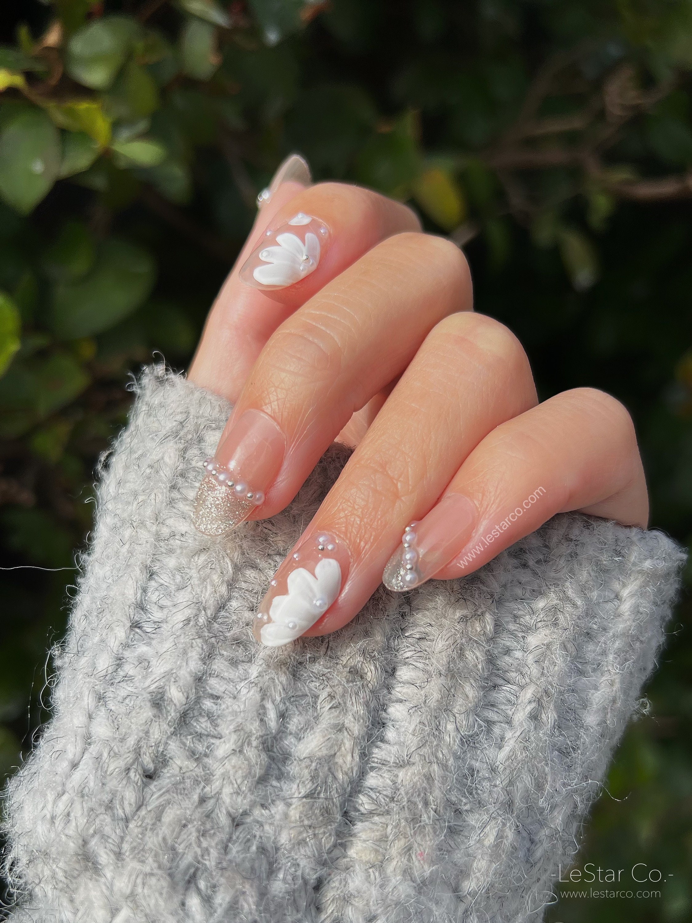 SHUBEIEUMI Adesivo con Perle, 4 Fogli 900 Pezzi Adesivi di Perle Bianche Autoadesivi, Decorazione Fai Da Te Adesivi per Manicure, Bellezza, Trucco, 2/3/4/5/6 mm, con Pinzette Fai da Te
