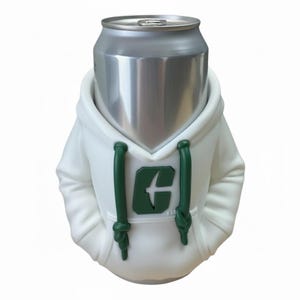 Puede incluir: Una lata de bebida plateada dentro de una sudadera con capucha blanca con cordones verdes y un logotipo verde. La sudadera con capucha est&aacute; dise&ntilde;ada para contener una lata de tama&ntilde;o est&aacute;ndar. La lata es de aluminio.