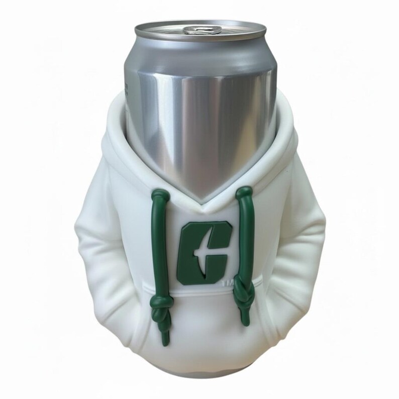 Puede incluir: Una lata de bebida plateada dentro de una sudadera con capucha blanca con cordones verdes y un logotipo verde. La sudadera con capucha est&aacute; dise&ntilde;ada para contener una lata de tama&ntilde;o est&aacute;ndar. La lata es de aluminio.