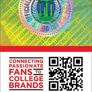 Puede incluir: Una pegatina rectangular con una secci&oacute;n roja y blanca en la parte inferior. La secci&oacute;n superior presenta un sello circular hologr&aacute;fico con el texto "OFFICIALLY LICENSED COLLEGIATE PRODUCTS". Debajo, el texto dice "CONNECTING PASSIONATE FANS TO COLLEGE BRANDS".