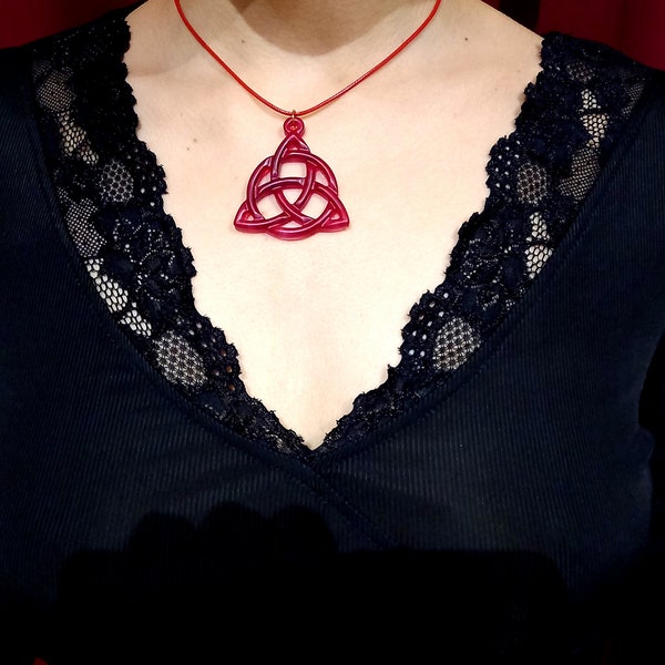 collier en résine triquetra