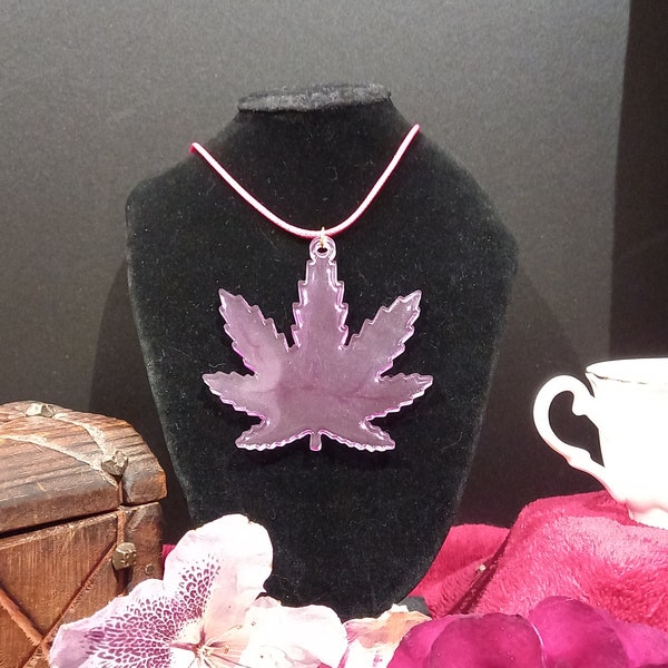 collier feuille de cannabis