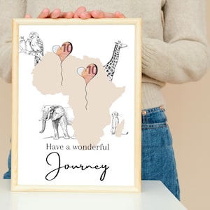 Könnte beinhalten: Ein gerahmter Druck mit einer Karte von Afrika mit Tierillustrationen, darunter ein Elefant und eine Giraffe. Zwei herzförmige Ballons mit der Zahl 10 sind ebenfalls abgebildet. Der Text "Have a wonderful Journey" ist darunter geschrieben.