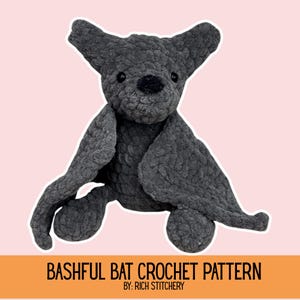 Puede incluir: Un peluche de murciélago gris hecho a mano con grandes orejas y alas extendidas. El murciélago tiene una nariz negra y ojos negros pequeños. El texto "BASHFUL BAT CROCHET PATTERN" se muestra en naranja en la parte inferior de la imagen.