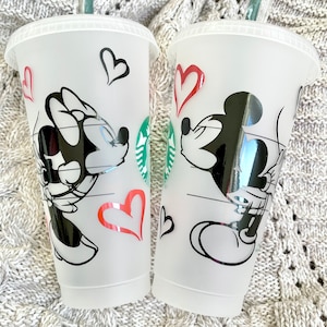 Disney Mickey Minnie Love Starbucks Wiederverwendbare Tasse | Personalisierter Starbucks Cup | Starbucks Tumbler | Disneyland | Geburtstagsgeschenk