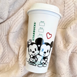 Disney Mickey Minnie Love Starbucks Wiederverwendbare Tasse | Personalisierter Starbucks Cup | Starbucks Tumbler | Disneyland | Geburtstagsgeschenk