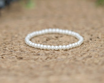 4mm Glass Pearl Bracelet, Dainty Stacking Bracelet, Pearl Jewelry, Beaded Stretch Bracelet, Delicate Bracelet, Minimalist Jewelry
