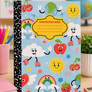 Puede incluir: Un cuaderno de composición azul claro con un lomo moteado en blanco y negro. La portada presenta una etiqueta amarilla con el texto COMPOSITION BOOK y un patrón repetitivo de personajes de dibujos animados que incluye soles, arcoíris, nubes, cerezas y fresas.