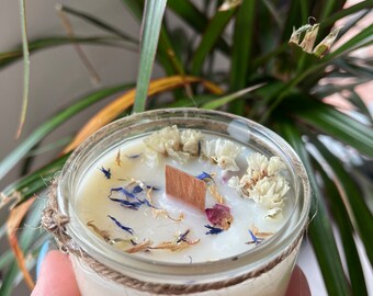 Bougie naturelle et fleurs séchées