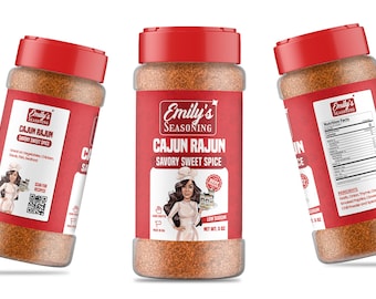 Może przedstawiać: Czerwony plastikowy słoik z przezroczystą etykietą, na której widnieje napis "Emily's Seasoning Cajun Rajun Savory Sweet Spice" oraz rysunkowa ilustracja kobiety. Słoik zawiera brązową mieszankę przypraw. Etykieta zawiera również kod QR i tekst "Scan for Recipes".