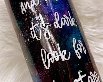 E quando è buio, cerca le stelle Tumbler Galaxy glitterato / Tazza con citazioni motivazionali / Tumbler Galaxy glitterati / Tazza cielo stellato