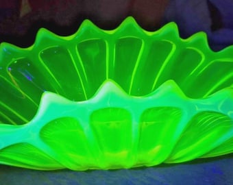 Vaselin opaliserande gul arvsstycksskål 30 cm L x 8,5 cm H x 14,5 cm B