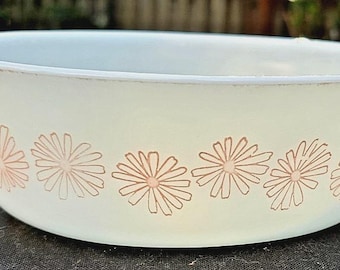 Vintage 50’s Light Pink Daisy Casserole Baking Dish # 043 1 1/2 QT.