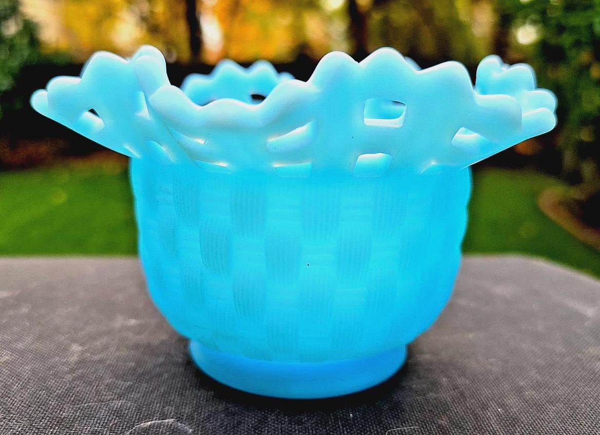 フェントン製のブルーの花籠 Fenton Art Glass Blue Satin Basket Weave Vase 3 1/8