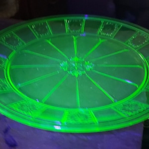 Plato de ensalada dórico verde con vaselina de uranio vintage de 18 cm