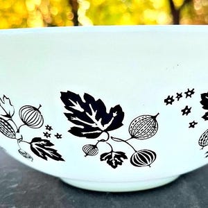 Pyrex 443 Black White Gooseberry 2.5 Qt Quart Cinderella Mixing