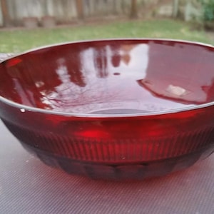 Vintage Ruby Red Coronation "Banded Rib" "Saxon" 20 cm stor skål med bärhandtag