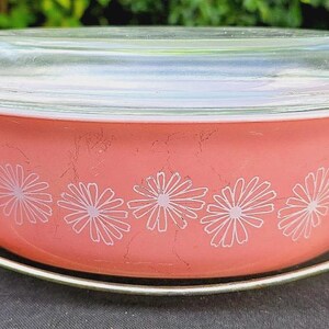Cazuela Pyrex Pink Daisy vintage de los años 50 con soporte de metal 043 1 1/2 QT.