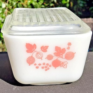 Vintage White / Pink Pyrex 0502 1.5 Pint Refrigerator Dish With Lid In Gooseberry Pattern 1957-66