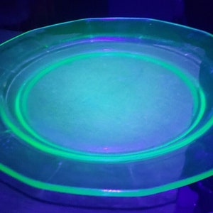 Vintage Green Uranium / Vaseline  Fostoria Fairfax Plate, 7 3/8&quot; Salad / Dessert Plate