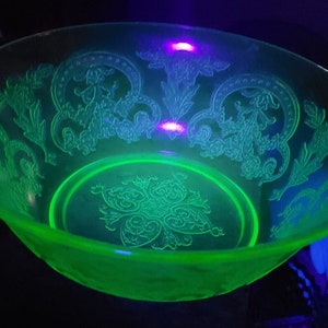 Vaseline Uranium Green Horseshoe No. 612 Large 9 1/2&quot; Serving Bowl, Indiana Glass